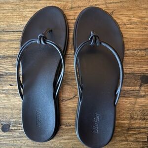 OluKai Dark Flip Flop Sandals
